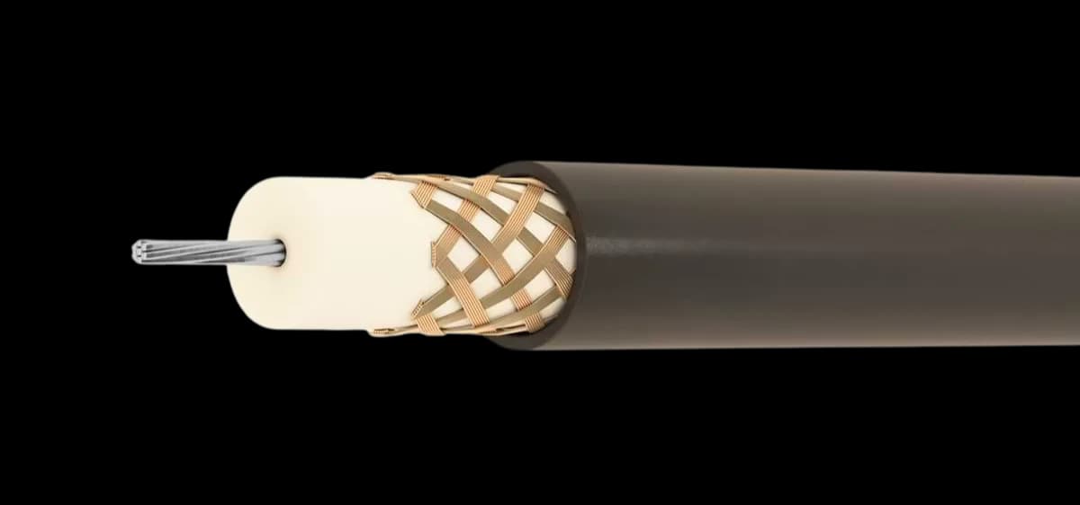 52 Ω koaksijalni kabl, uže od kalajisanog Cu (7×0,40 mm), dielektrik od punog PE, jednostruki ekran od elektrolitskog Cu opleta, UV-otporni bezhalogeni PVC/PE plašt; za satelitske sisteme i uređaje sa niskim slabljenjem.