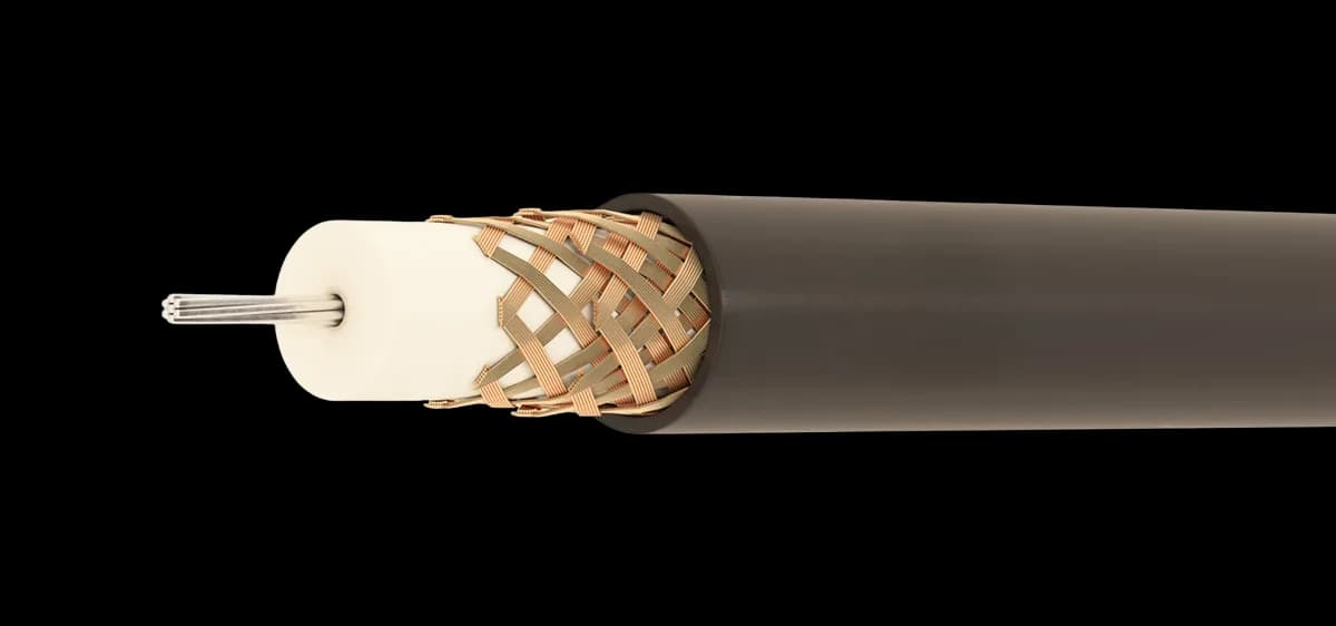 50 Ω koaksijalni kabl, upleten kalajisani Cu provodnik (7×0,40 mm), dielektrik od punog PE, dvostruki ekran od Cu opleta, bezhalogeni UV-otporni PVC/PE plašt; za satelitske sisteme i instrumente.